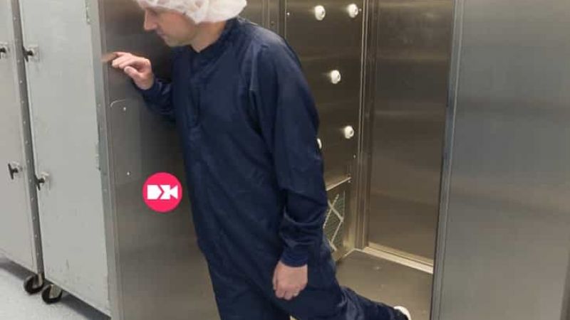 The hygiene barrier: using air showers in the laboratory